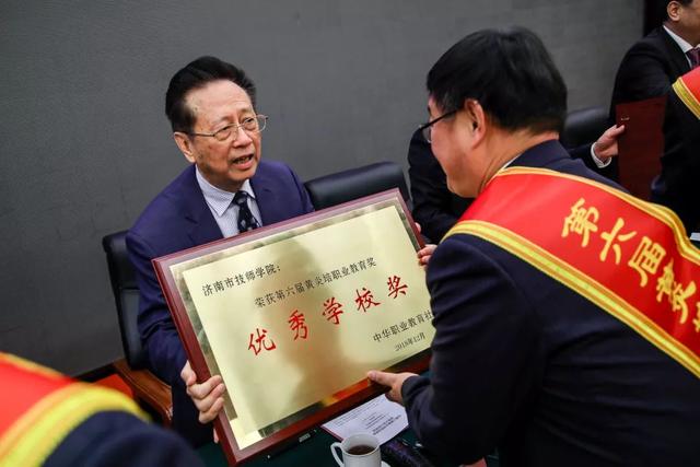 黃炎培職業(yè)教育獎揭曉，向獲獎?wù)咦ＹR！