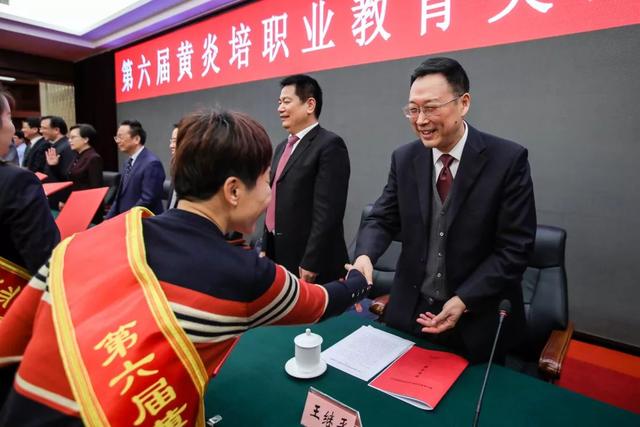 黃炎培職業(yè)教育獎揭曉，向獲獎?wù)咦ＹR！