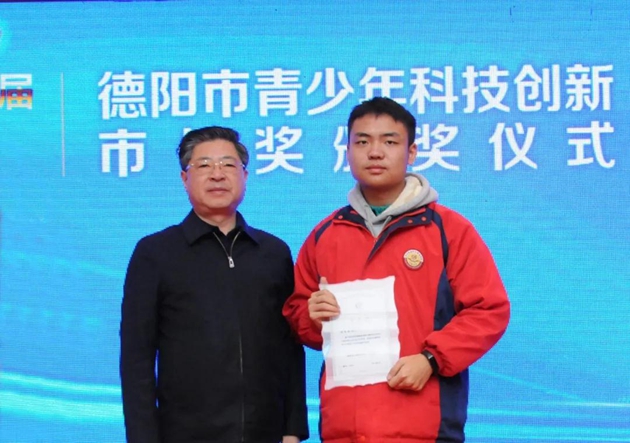 市長(zhǎng)何禮為高2021屆5班學(xué)生周競(jìng)楠頒發(fā)青少年科創(chuàng)市長(zhǎng)獎(jiǎng)，鼓勵(lì)孩子們成為拔尖創(chuàng)新人才。_副本.jpg
