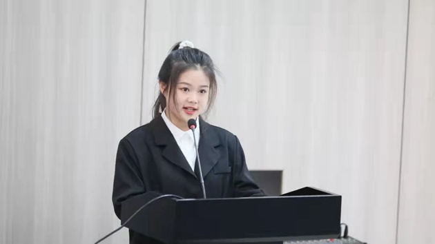 1640916344754531.jpg 獲獎(jiǎng)學(xué)生代表陳麗婷發(fā)表獲獎(jiǎng)感言.jpg