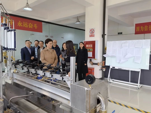 1650507060865717.jpg 朱莉一行在四川德陽德儀電子儀器有限公司聽取企業(yè)情況介紹.jpg