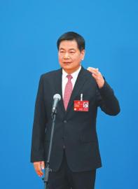 3月7日，“委員通道”集體采訪活動(dòng)上，住川全國(guó)政協(xié)委員蘇華接受媒體采訪。 　　新華社記者 陳曄華 攝.jpg