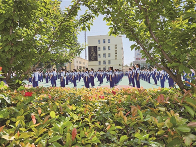 靈寶職業(yè)中等學校的學生正在學校操場上做著體操。調(diào)研組成員們被這些祖國花朵們釋放出的朝氣蓬勃的精氣神所打動。本報特邀委員記者 黃宇光 攝.jpg