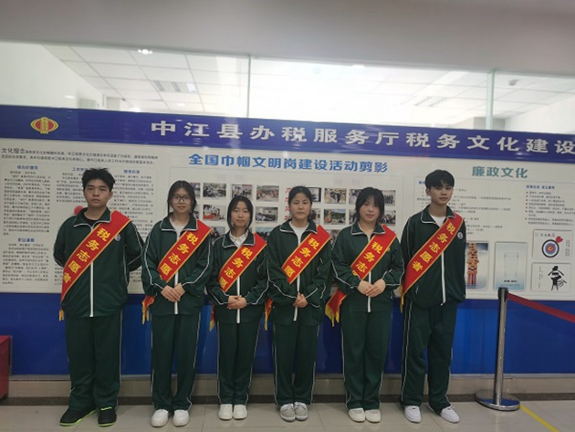 中江職中財經(jīng)商貿(mào)系學(xué)生參與稅務(wù)局稅收科普活動，助力稅法知識普及2.jpg