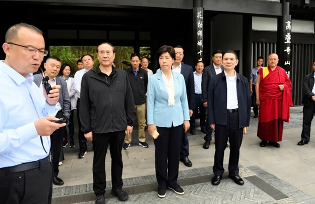 考察組在世園會主會場中華園藝展區(qū)成都園聽取有關情況介紹。記者 姜寒冬 攝.jpg