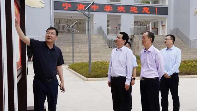 蘇華一行來(lái)到寧南中學(xué)北校區(qū)，詳細(xì)了解我縣教育發(fā)展情況。_副本.jpg
